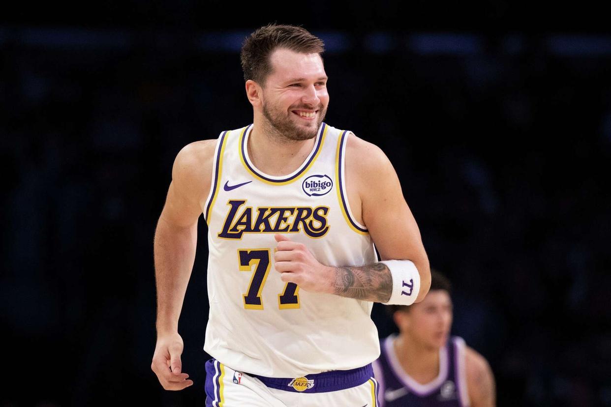 东契奇28+5+9+4记3分创NBA第1神迹，湖人完胜国王！詹姆斯创纪录